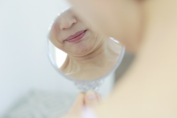 거울로 현재 피부 상태를 살펴보는 모습